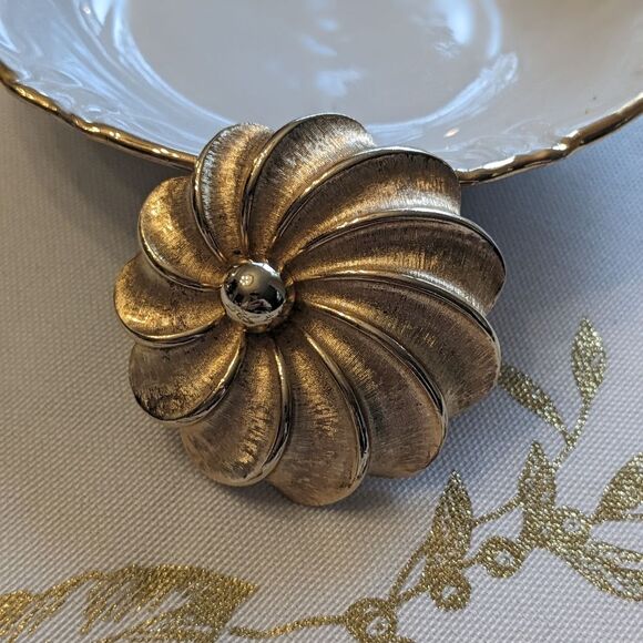 Vintage Brushed Gold Polished Brooch Pin Dome Offset Flower Retro Glam 80s 90s - Picture 2 of 6